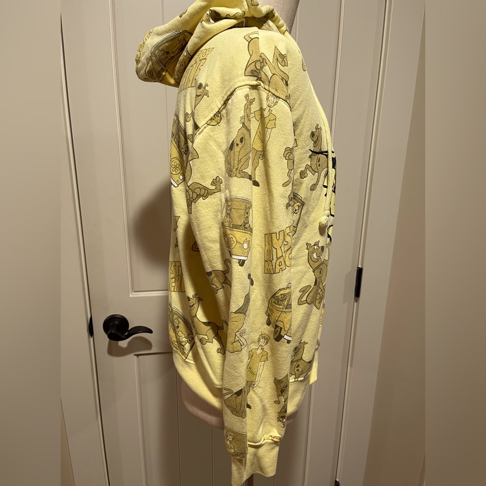 SCOOBY-DOO Yellow Hoodie Size 15-17/XL Jr. Kangaroo Pocket Great Graphic EUC - Picture 2 of 12